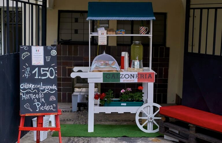 Equipo de Calzonería Artesanal en su primer local en Quito